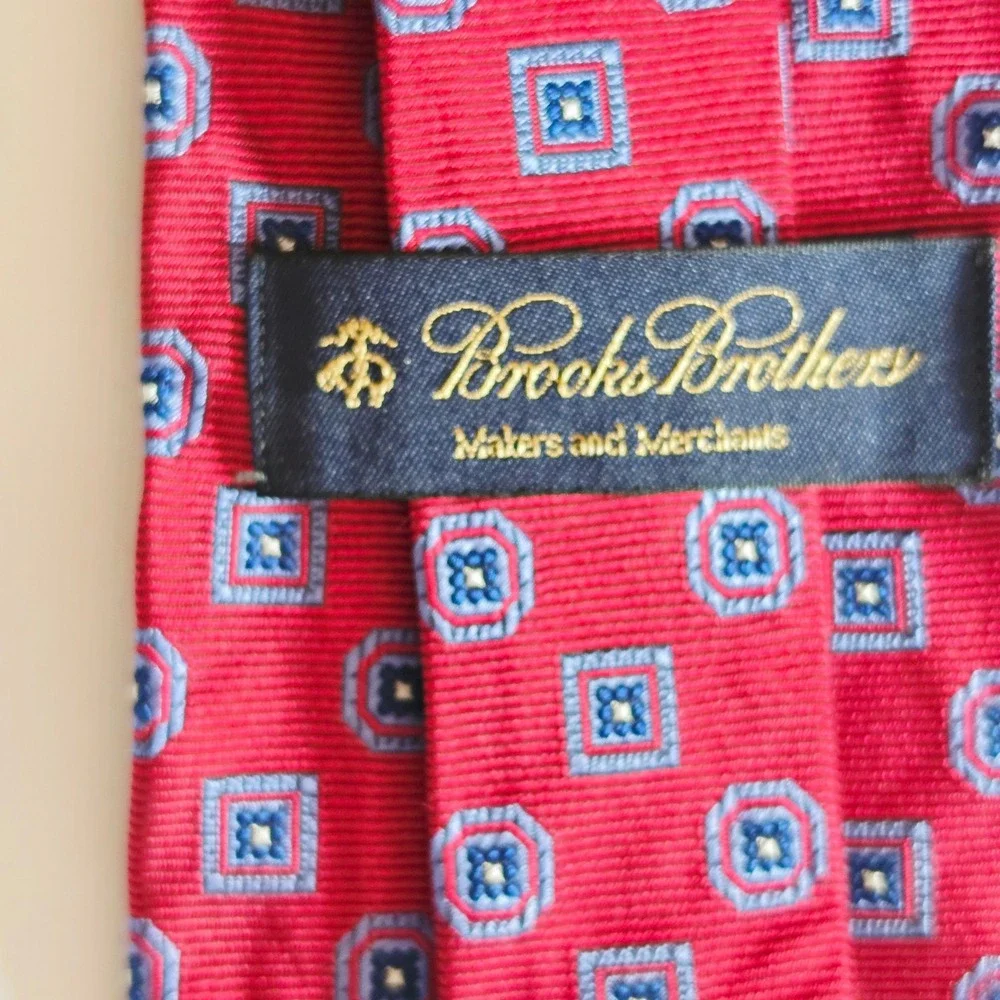 Brooks Brothers Silk Tie Mens OS Red Blue Geometric Medallion Made in USA